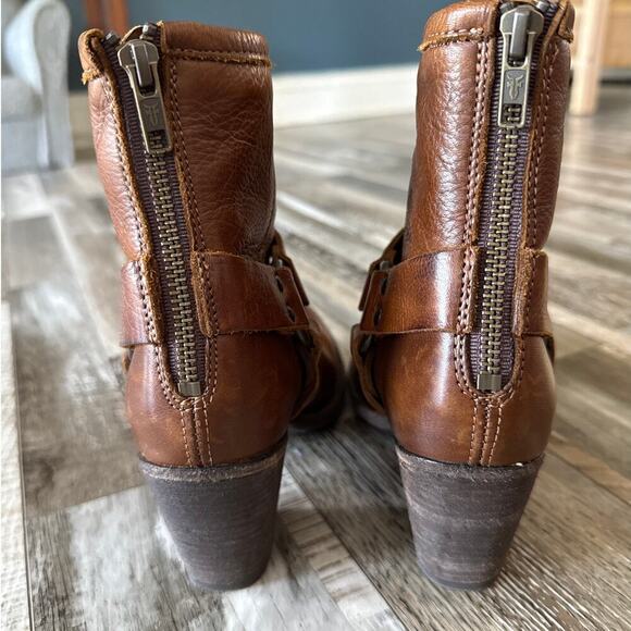 Frye Leather Harness Boots Tabitha Ankle Height Back Zip Size 7.5 Cognac Western - Picture 3 of 12